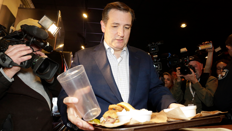 At Joe’s Kansas City Bar-B-Que in Olathe, Kan., Cruz hunkers down with a sandwich, onion rings, and a 20 oz. cup of loneliness.